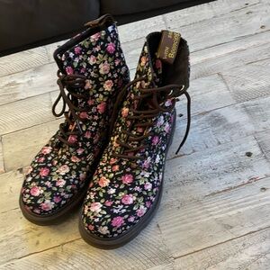 Dr. Martens roses